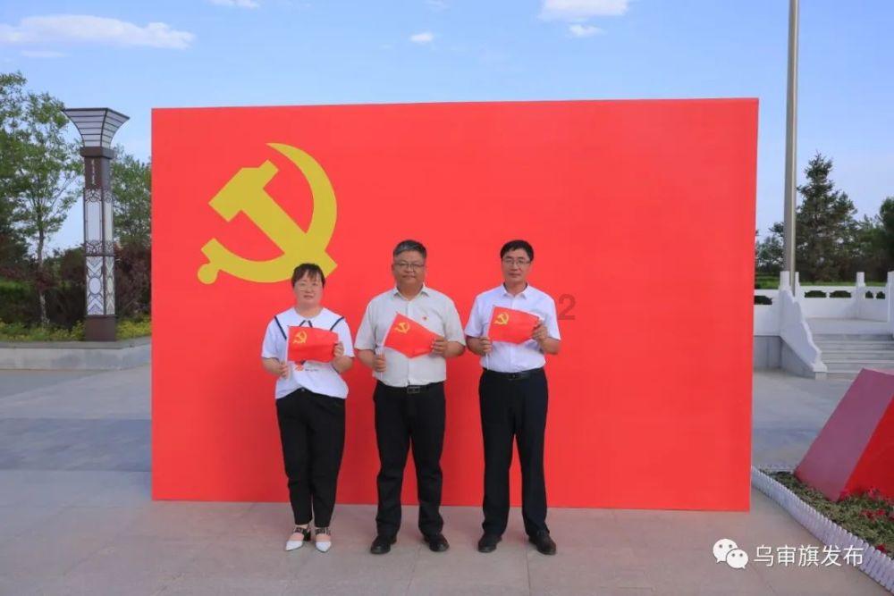 何炅对李湘和谢娜的态度为什么不一样?看了他们的经历,就会明白